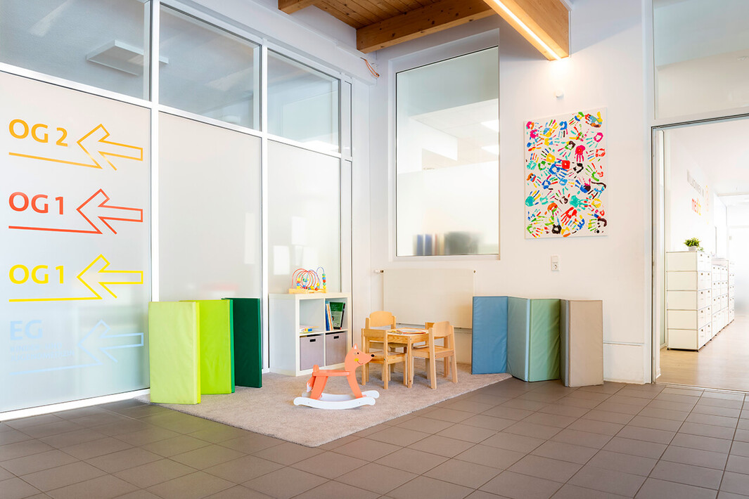 Eingang zu den Bereichen der Jugendpsychiatrie mit Beschilderung und Wartebereich.